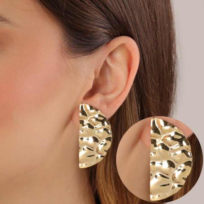 BR-03022 BRINCO BANHADO A OURO 18K COM DESIGN MODERNO EM FORMATO MEIA LUA E SUPERFÍCIE AMASSADA