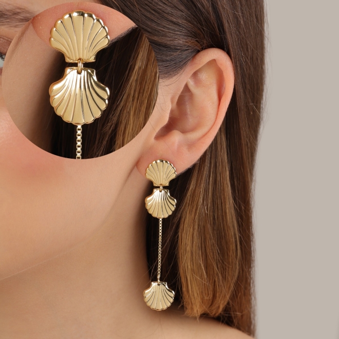 BR-03026 BRINCO BANHADO A OURO 18K COM DESIGN EM FORMATO DE CONCHAS E CORRENTE DELICADA