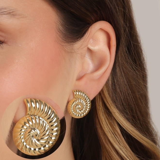BR-03028 BRINCO BANHADO A OURO 18K COM DESIGN ESPIRAL TEXTURIZADO