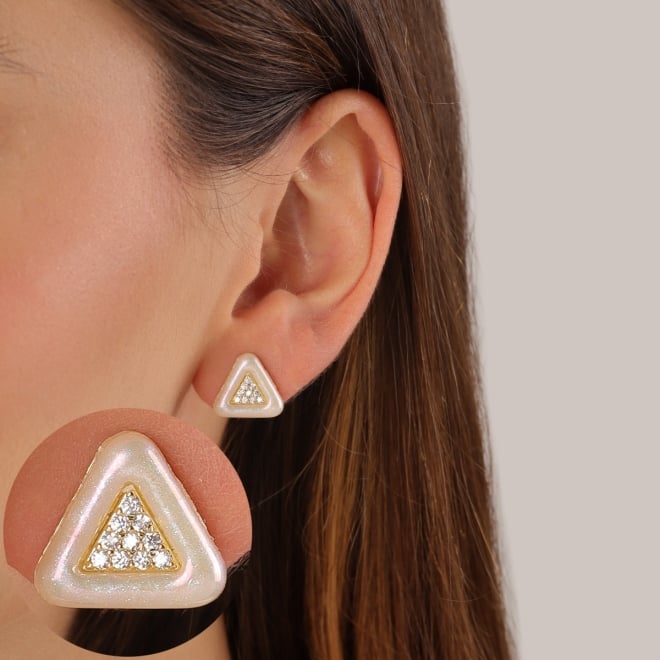 BR-03037 BRINCO BANHADO A OURO 18K COM DESIGN TRIANGULAR