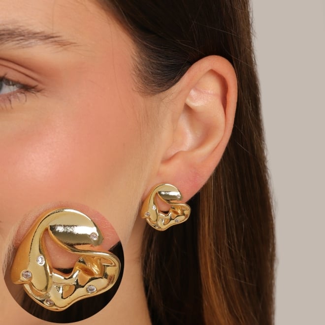 BR-03054 BRINCO BANHADO A OURO 18K COM DESIGN ORGÂNICO 