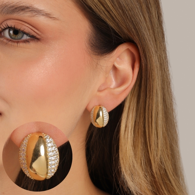 BR-03075 BRINCO BANHADO A OURO 18K COM DESIGN OVAL E DETALHES LATERAIS EM ZIRCÔNIAS