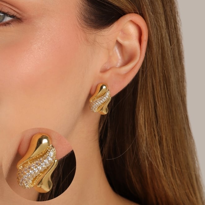 BR-03080 BRINCO BANHADO A OURO 18K COM DESIGN ORGÂNICO E CONTEMPORÂNEO