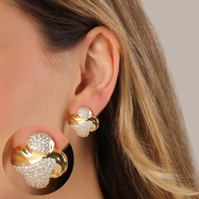 BR-03084 BRINCO BANHADO A OURO 18K COM DESIGN ORGÂNICO EM FORMATO FLORAL ABSTRATO