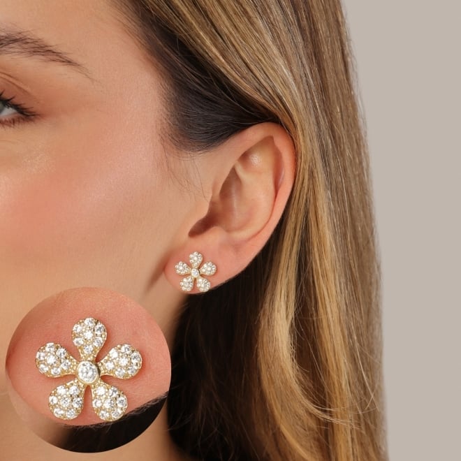 BR-03085 BRINCO BANHADO A OURO 18K EM FORMATO FLORAL COM PÉTALAS EM ZIRCÔNIAS E DETALHE CENTRAL EM PEDRA LAPIDADA