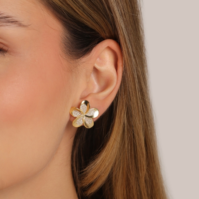 BR-03123 BRINCO BANHADO A OURO 18K DE FLOR COM PÉTALAS EM DETALHES DE ZIRCÔNIAS
