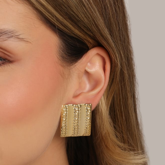 BR-03125 BRINCO BANHADO A OURO 18K COM DESIGN QUADRADO E TEXTURA MARTELADA.