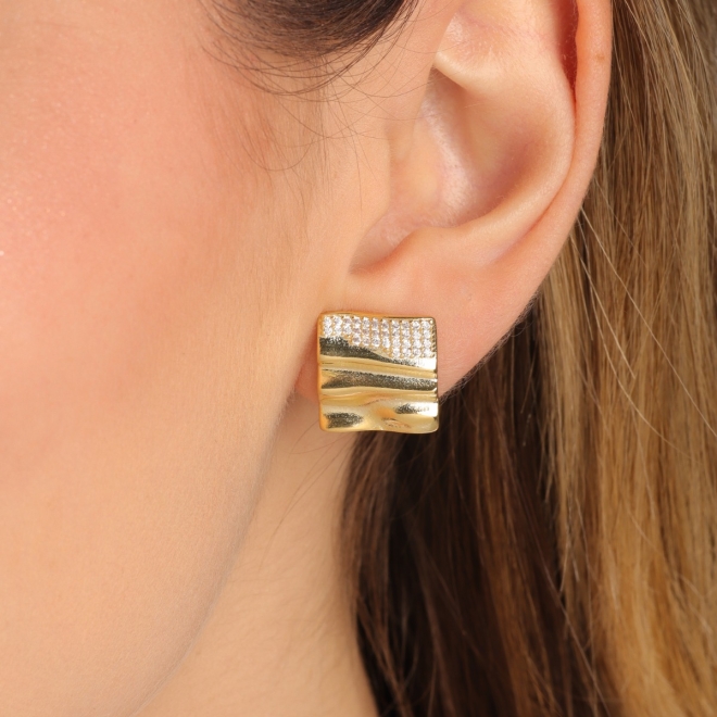 BR-03134 BRINCO BANHADO A OURO 18K COM DESIGN RETANGULAR E DETALHES CRAVEJADOS EM ZIRCÔNIAS
