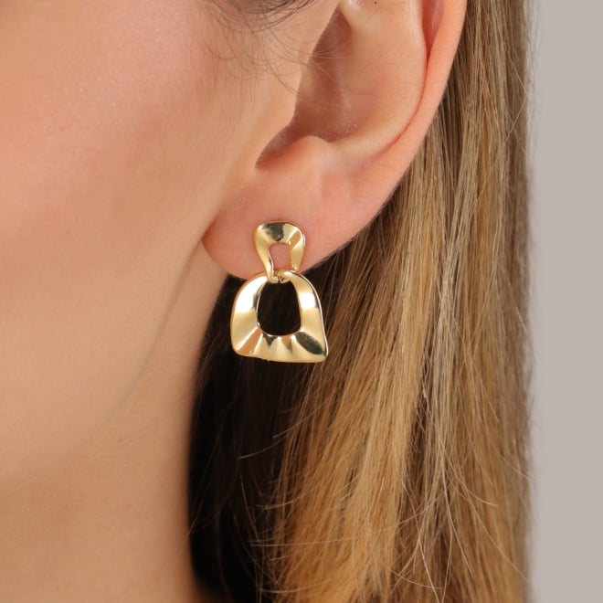 BR-03135 BRINCO BANHADO A OURO 18K COM DESIGN GEOMÉTRICO