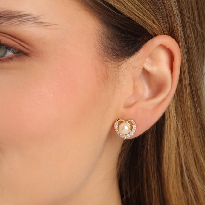 BR-03137 BRINCO BANHADO A OURO 18K DE CORAÇÃO COM PÉROLA CENTRAL E DETALHES EM ZIRCÔNIAS