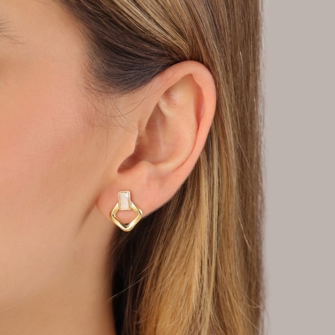 BR-03138 BRINCO BANHADO A OURO 18K COM DESIGN GEOMÉTRICO E  DETALHES EM MADREPÉROLA