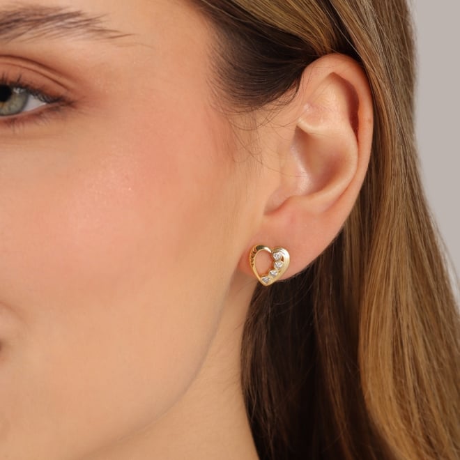 BR-03139 BRINCO BANHADO A OURO 18K DE CORAÇÃO VAZADO COM DETALHES EM ZIRCÔNIAS