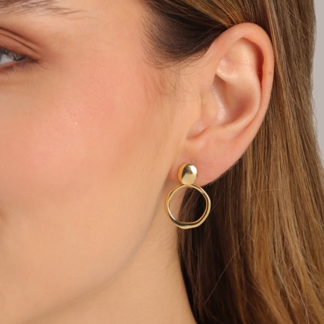 BR-03144 BRINCO BANHADO A OURO 18K COM DESIGN ARREDONDADO E CÍRCULO ORGÂNICO