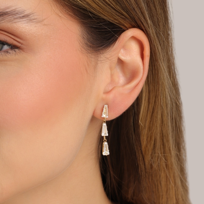 BR-03150-BRINCO BANHADO A OURO 18K COM DESIGN LONGO EM TRAPÉZIO DE  ZIRCÔNIAS BAGUETE