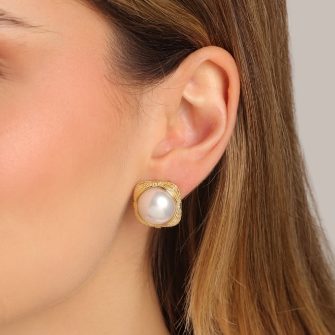 BR-03156 BRINCO BANHADO A OURO 18K COM PÉROLA CENTRAL E DETALHES EM ARAMADO TEXTURIZADO
