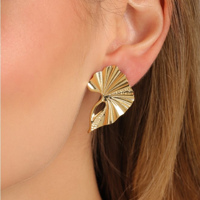 BR-03192 BRINCO BANHADO A OURO 18K COM DESIGN ORGÂNICO EM FORMATO DE LEQUE COM ACABAMENTO TEXTURIZADO