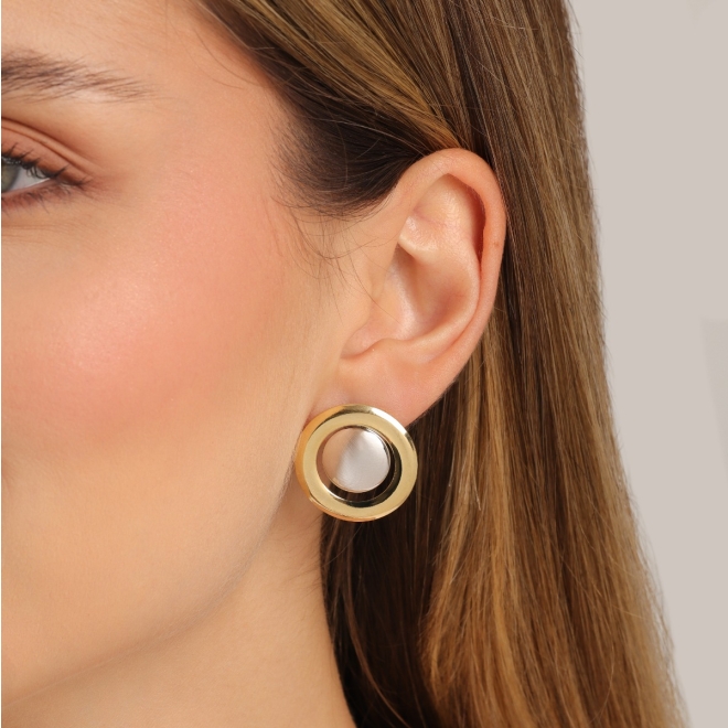 BRM-02289 BRINCO BANHADO A OURO 18K COM DESIGN CIRCULAR E DETALHE CENTRAL BANHADO A RÓDIO