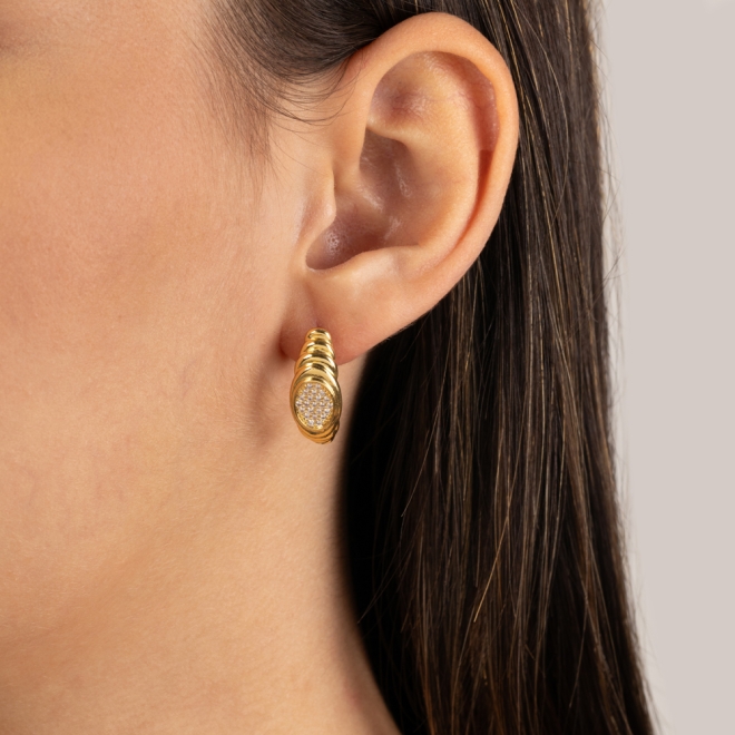 BX-0236 BRINCO BANHADO A OURO 18K COM DESIGN TEXTURIZADO E DETALHE CENTRAL CRAVEJADO EM ZIRCÔNIAS