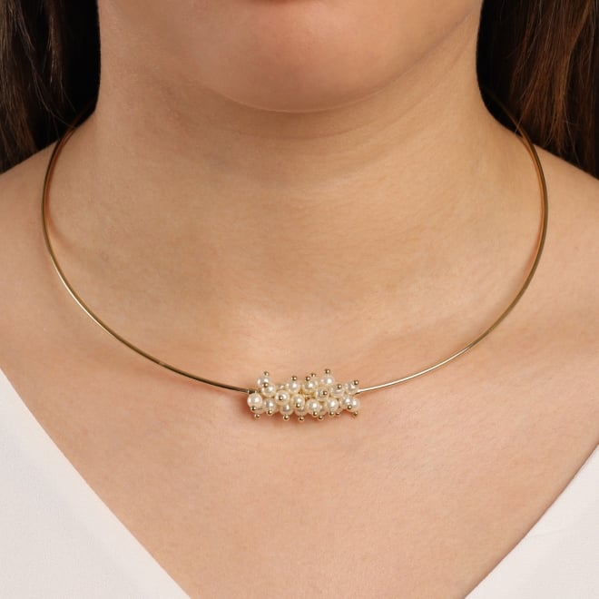 CH-0337 CHOKER DE ARO BANHADA A OURO 18K COM DETALHE CENTRAL EM PÉROLAS.
