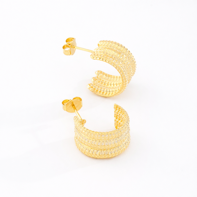 AGL-00116 BRINCO BANHADO A OURO 18K COM DESIGN EM MEIA ARGOLA 
