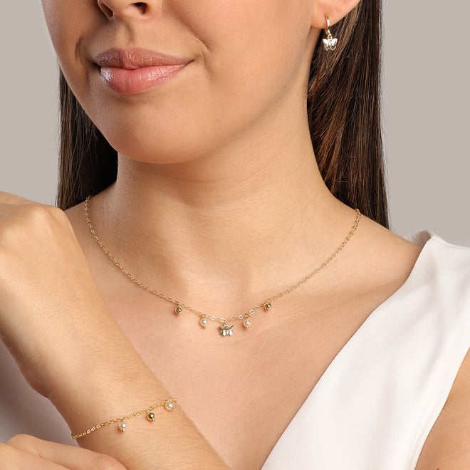 PI-00067 PULSEIRA INFANTIL BANHADA A OURO 18K COM DETALHES EM PÉROLAS E PINGENTE DE MORANGO ESMALTADO