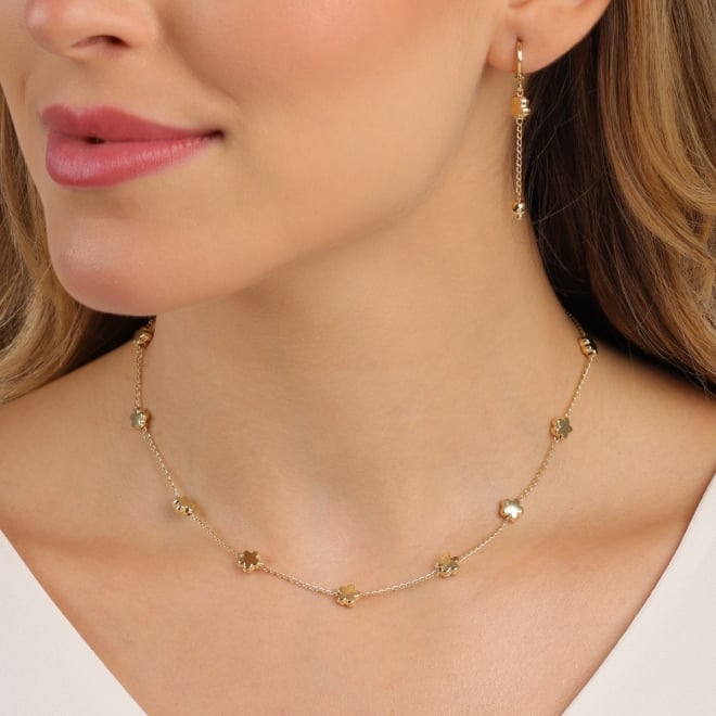 CI-00090 CONJUNTO INFANTIL BANHADO A OURO 18K COM DETALHES EM FORMATO DE FLOR.