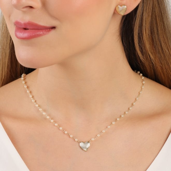 CI-00094 CONJUNTO INFANTIL BANHADO A OURO 18K COM PÉROLAS E PINGENTE DE CORAÇÃO.