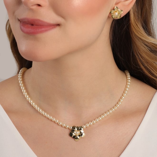 CJ-00101 CONJUNTO BANHADO A OURO 18K COM COLAR DE PÉROLAS E PINGENTE DE FLOR