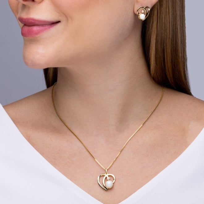 CJ-00116 CONJUNTO BANHADO A OURO 18K COM DESIGN DE CORAÇÕES ENTRELAÇADOS COM PÉROLA