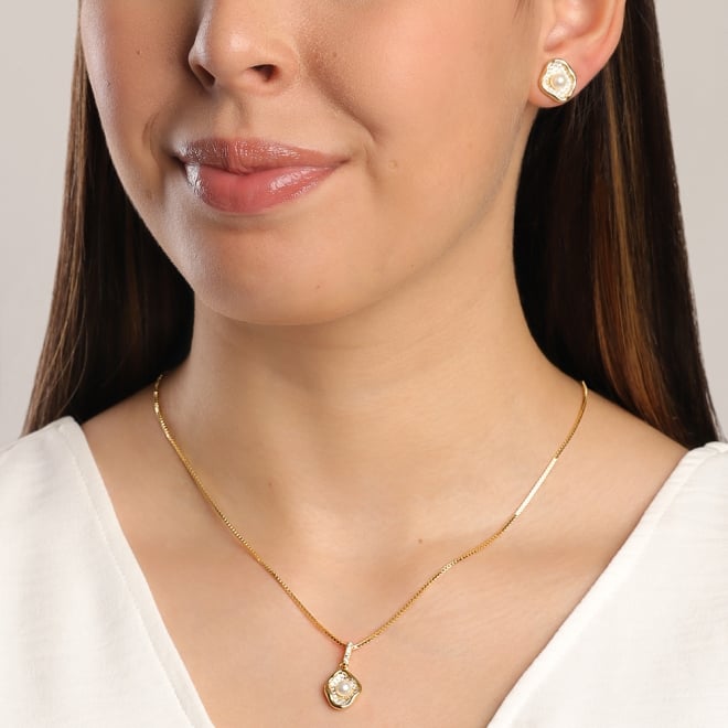 CJ-00162 CONJUNTO BANHADO A OURO 18K COM PÉROLA CENTRAL E DETALHES CRAVEJADOS
