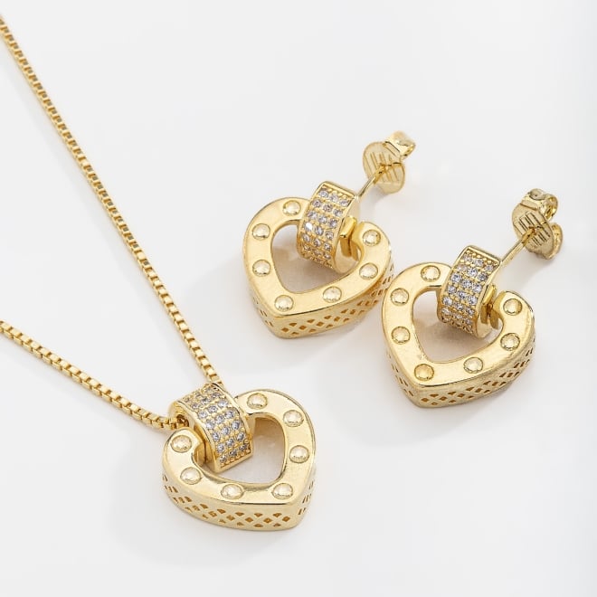 CJ-00173 CONJUNTO BANHADO A OURO 18K DE CORAÇÃO VAZADO COM DETALHES CRAVEJADOS EM ZIRCÔNIAS