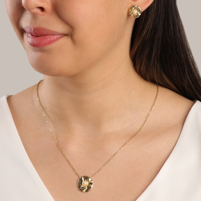 CJ-00193 CONJUNTO BANHADO A OURO 18K COM PINGENTE REDONDO E DETALHE CENTRAL EM PÉROLA