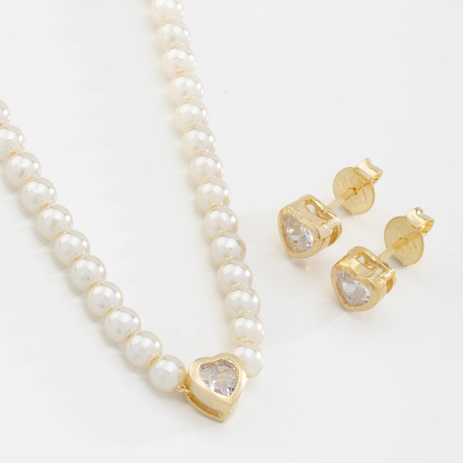 CJ-00245 CONJUNTO COM PÉROLAS E PINGENTE DE CORAÇÃO EM ZIRCÔNIA