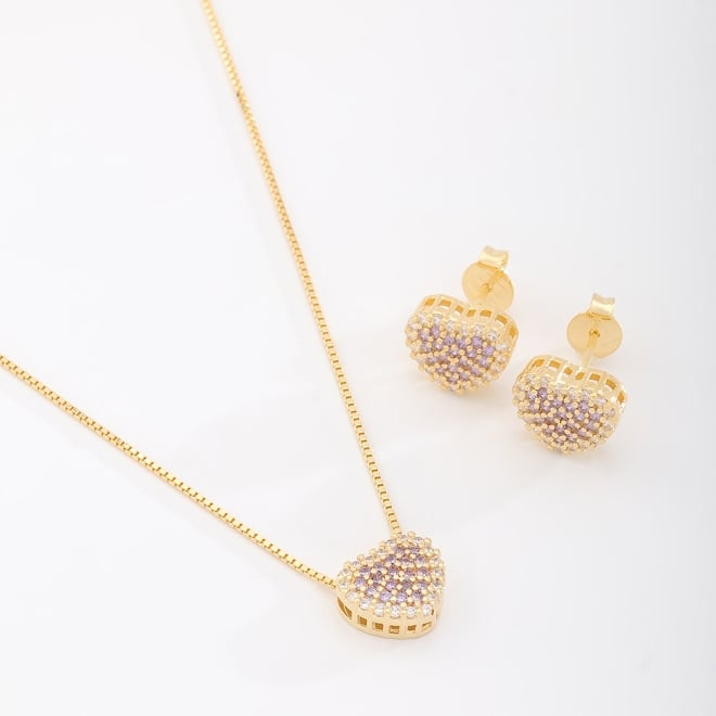 CJ-00338 CONJUNTO BANHADO A OURO 18K COM PINGENTE E BRINCOS EM FORMATO DE CORAÇÃO EM MICRO ZIRCÔNIAS 