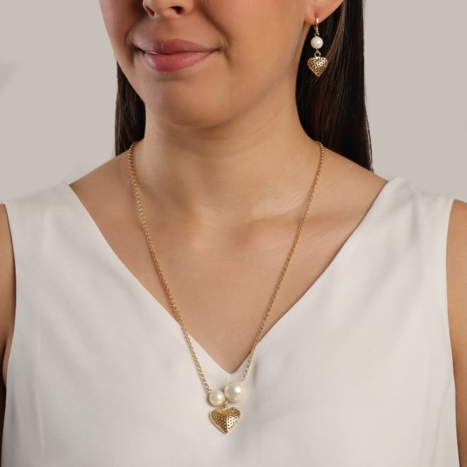 CJ-00355 CONJUNTO COM DETALHES EM PÉROLAS E CORAÇÃO TEXTURIZADO