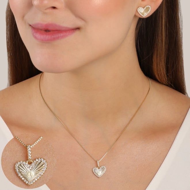 CJ-00386 CONJUNTO BANHADO A OURO 18K COM PINGENTE E BRINCOS EM FORMATO DE CORAÇÃO 