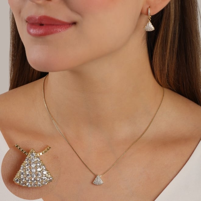 CJ-00390 CONJUNTO BANHADO A OURO 18K COM FORMATO DE TRIÂNGULO CRAVEJADO