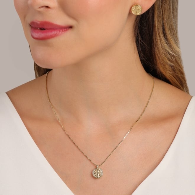 CJ-00398 -CONJUNTO BANHADO A OURO 18K COM PINGENTE E BRINCOS DE MEDALHA DE SÃO BENTO