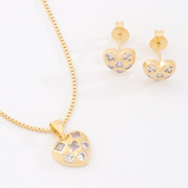 CJS-00023 CONJUNTO BANHADO A OURO 18K COM PINGENTE E BRINCOS EM FORMATO DE CORAÇÃO E DETALHES EM ZIRCÔNIAS