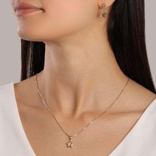 CJS-00044 CONJUNTO BANHADO A OURO 18K COM DESIGN DELICADO E ATEMPORAL, APRESENTANDO COLAR COM PINGENTE EM FORMATO DE ESTRELA LISA