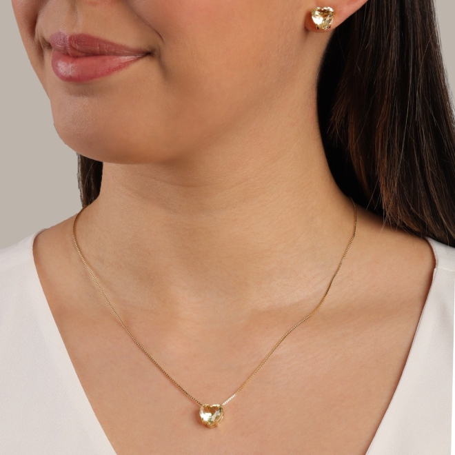 CJS-00077 CONJUNTO BANHADO A OURO 18K COM DESIGN ROMÂNTICO E SOFISTICADO, APRESENTANDO COLAR COM PINGENTE EM FORMATO DE CORAÇÃO COM ZIRCÔNIA LAPIDADA