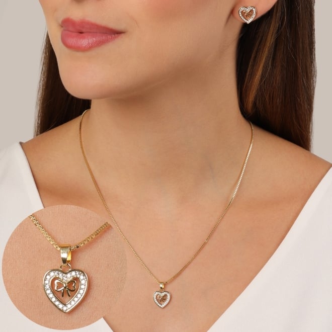 CJS-00117 CONJUNTO BANHADO A OURO 18K COM CORAÇÃO CRAVEJADO EM ZIRCÔNIAS E DETALHE DE LAÇO