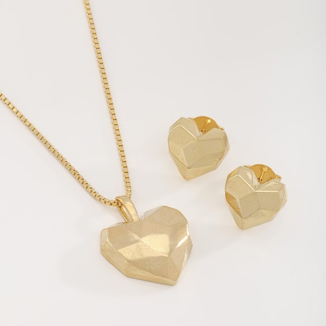 CJS-00130 CONJUNTO BANHADO A OURO 18K COM PINGENTE E BRINCOS EM FORMATO DE CORAÇÃO
