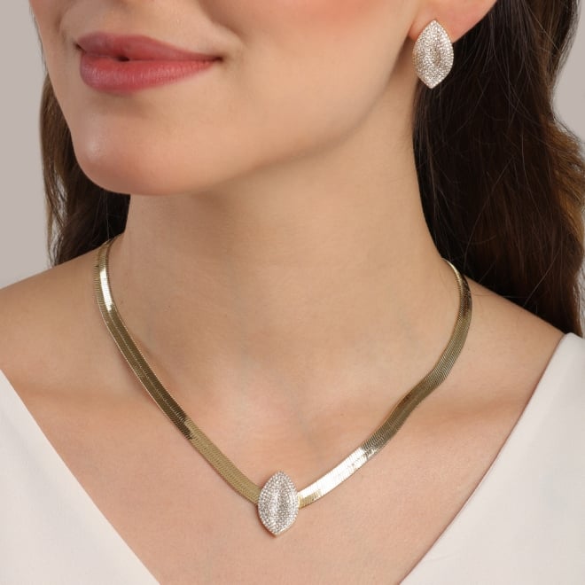 CJX-00152 CONJUNTO BANHADO A OURO 18K COM DESIGN EM FORMATO NAVETE, CRAVEJADO EM ZIRCÔNIAS E CORRENTE TIPO FITA