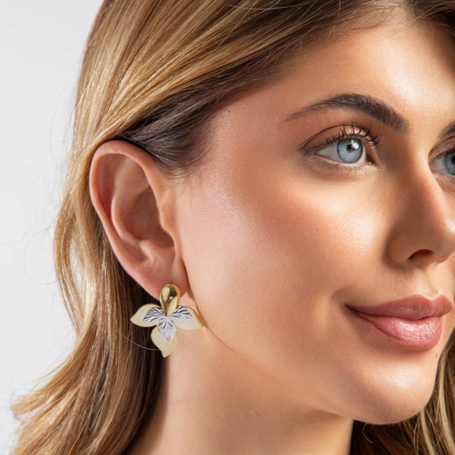 BRM-02228 BRINCO BANHADO A OURO 18K COM DESIGN FLORAL EM ACABAMENTO BICOLOR,