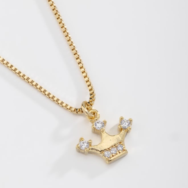 GI-00048 COLAR INFANTIL BANHADO A OURO 18K COM PINGENTE EM FORMATO DE COROA CRAVEJADO