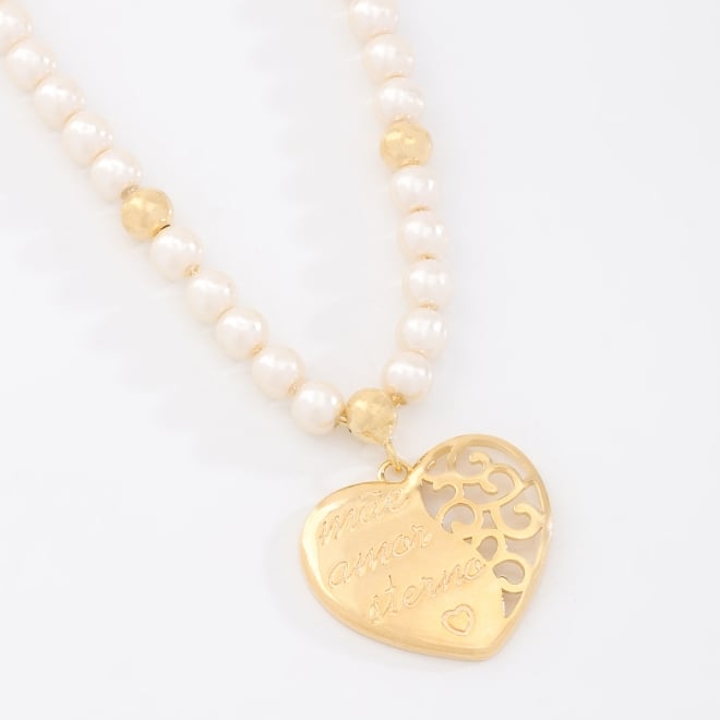 GR-00113 COLAR BANHADO A OURO 18K COM PÉROLAS E PINGENTE EM FORMATO DE CORAÇÃO COM DETALHES VAZADOS E ESCRITA MÃE AMOR ETERNO