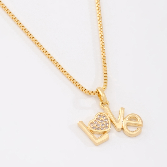 GR-00350 COLAR BANHADO A OURO 18K COM PINGENTE LOVE E DETALHE DE CORAÇÃO CRAVEJADO