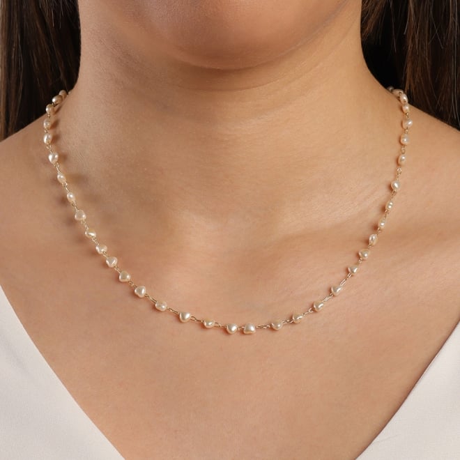 GR-00360 COLAR BANHADO A OURO 18K COM CORRENTE DELICADA E PÉROLAS EM FORMATO DE CORAÇÃO