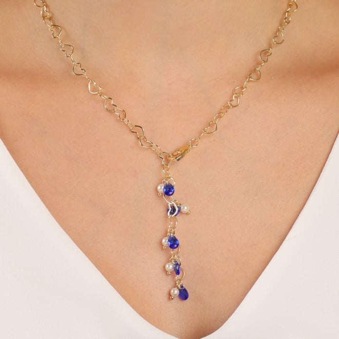 GR-00484 COLAR GRAVATA COM CORRENTE DE CORAÇÕES E DETALHES PENDENTES EM GOTAS AZUIS E PÉROLAS